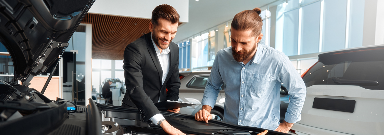 Persona controlando antes de comprar un coche de segunda mano