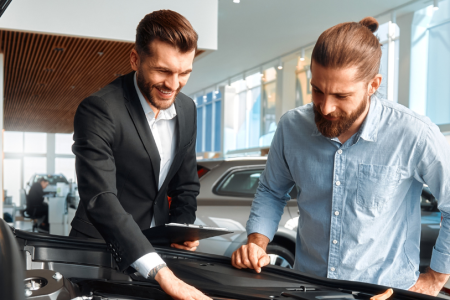 Persona controlando antes de comprar un coche de segunda mano