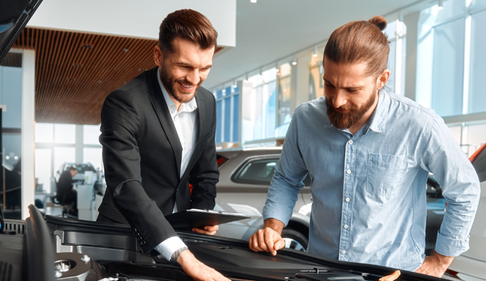 Persona controlando antes de comprar un coche de segunda mano